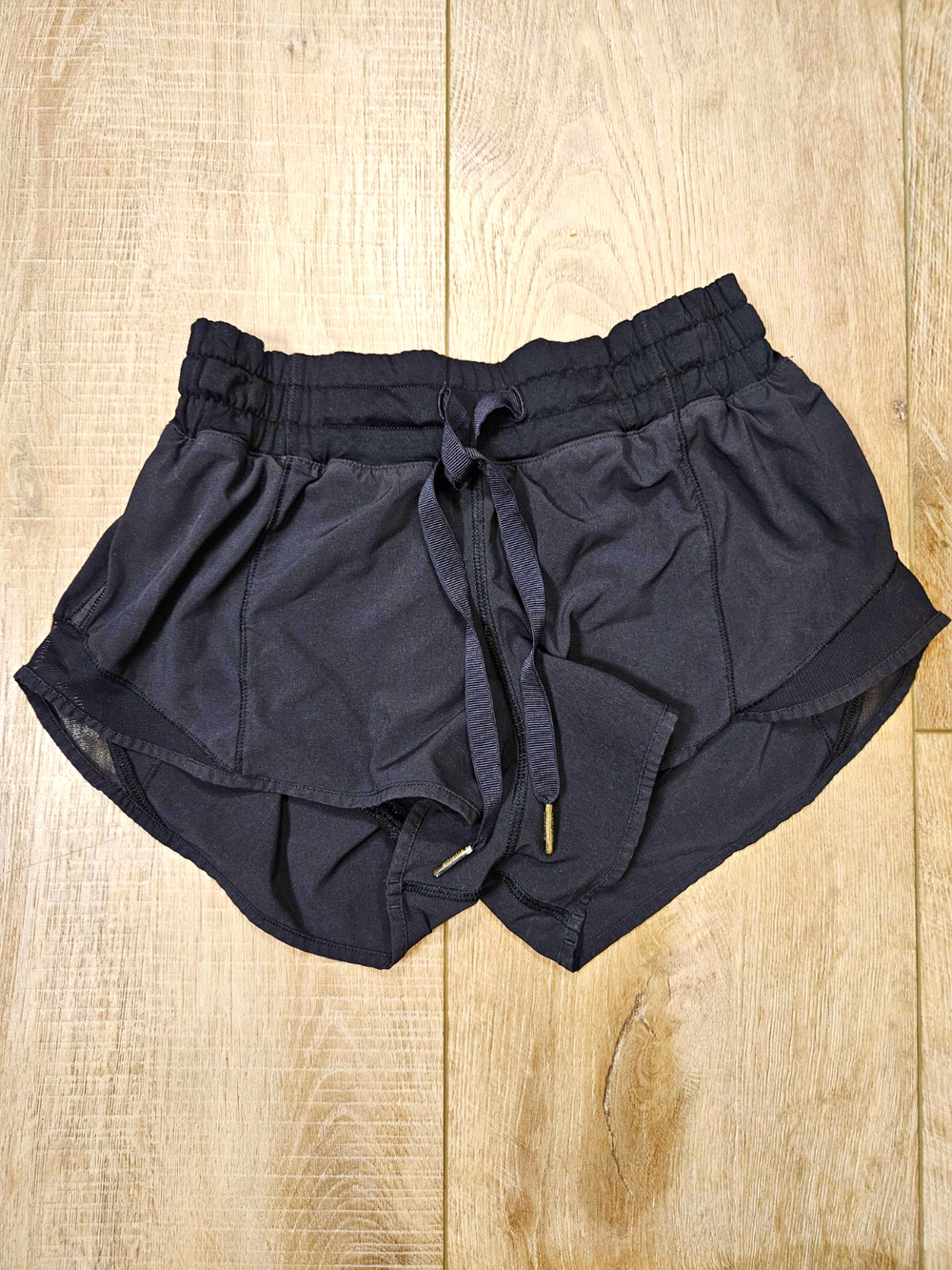 Lululemon Hotty Hot Shorts Special Edition Black Gold Tip Drawcord Mesh Womens 2